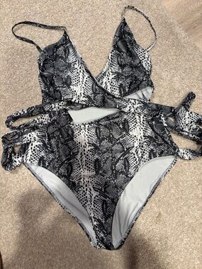 aerie Black & Gray Snakeskin One-Piece Swimsuit